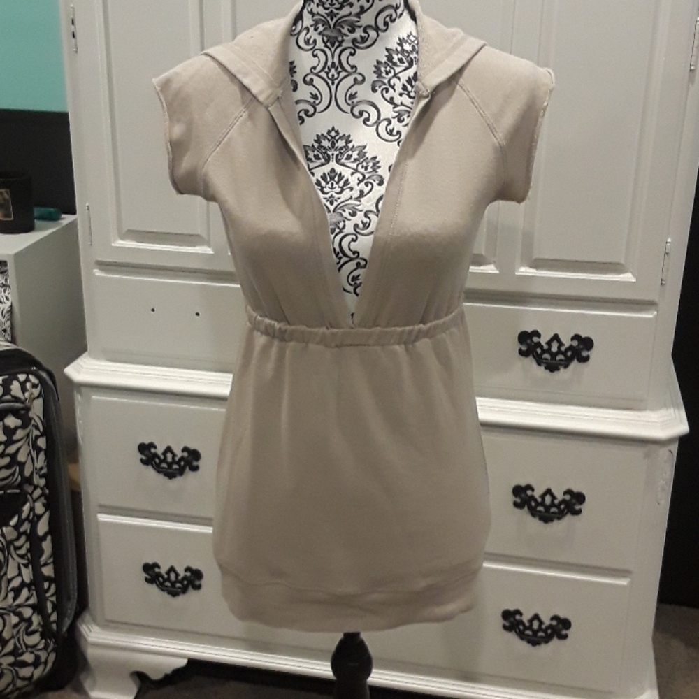 💜tan short sleeve hooded sweatshirt size M B1